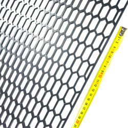 Мрежа пластмасова тип пчелна пита - черна / едра